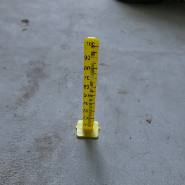 Self-leveling pins